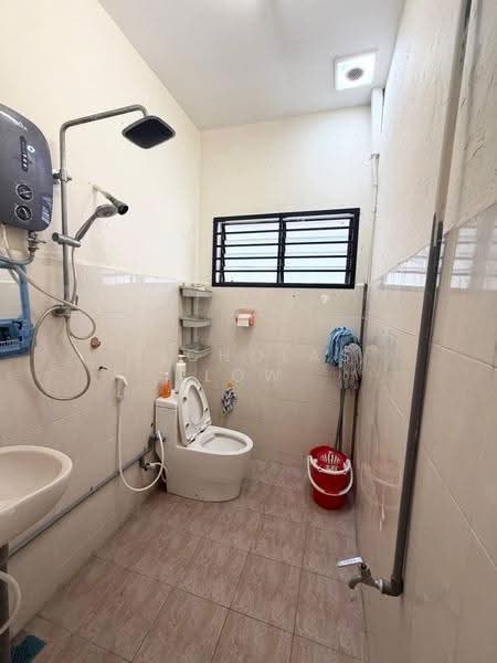 Rumah Berkembar untuk Disewa di Taman Johor (Tampoi) - Nicholas Low - Bathroom - PropertyGuru.com.my