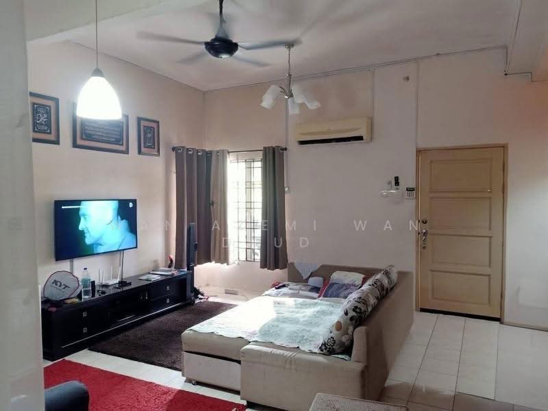 Rumah Kluster untuk Dijual di Bandar Bukit Mahkota (Bangi) - Wan Azemi Wan Daud - Living Room - PropertyGuru.com.my