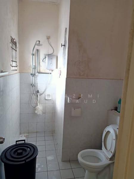 Rumah Kluster untuk Dijual di Bandar Bukit Mahkota (Bangi) - Wan Azemi Wan Daud - Bathroom - PropertyGuru.com.my