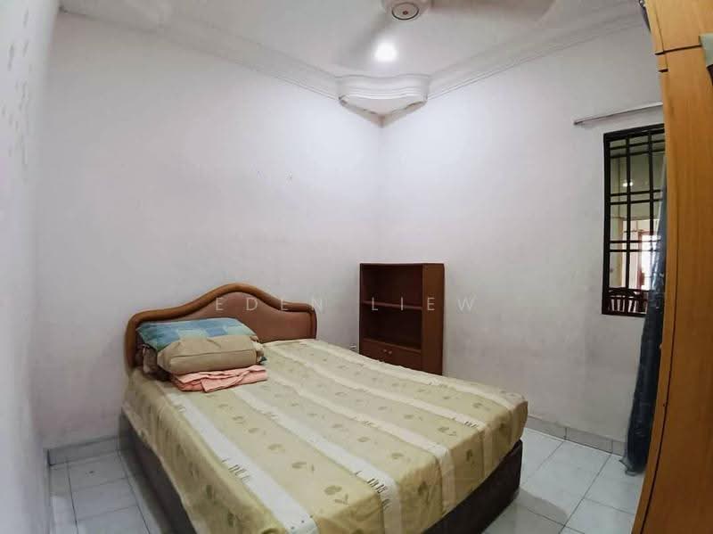 1-storey Terraced House for Sale in Taman Molek (Johor Bahru) - Eden Liew - Bedroom - PropertyGuru.com.my