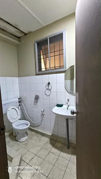 Kondominium untuk Disewa di Floridale Condominium - Leslie Loi - Bathroom - PropertyGuru.com.my