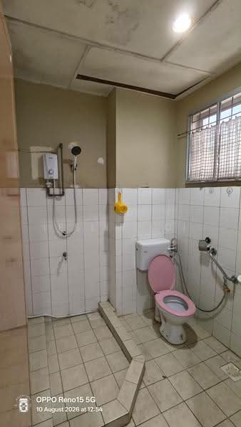 Kondominium untuk Disewa di Floridale Condominium - Leslie Loi - Bathroom - PropertyGuru.com.my