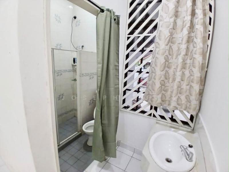 1-storey Terraced House for Sale in Taman Molek (Johor Bahru) - Joseph Goh - Bathroom - PropertyGuru.com.my