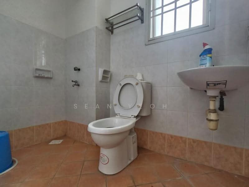 Pangsapuri untuk Dijual di Permas Ville Apartment - Sean Yeoh - Bathroom - PropertyGuru.com.my