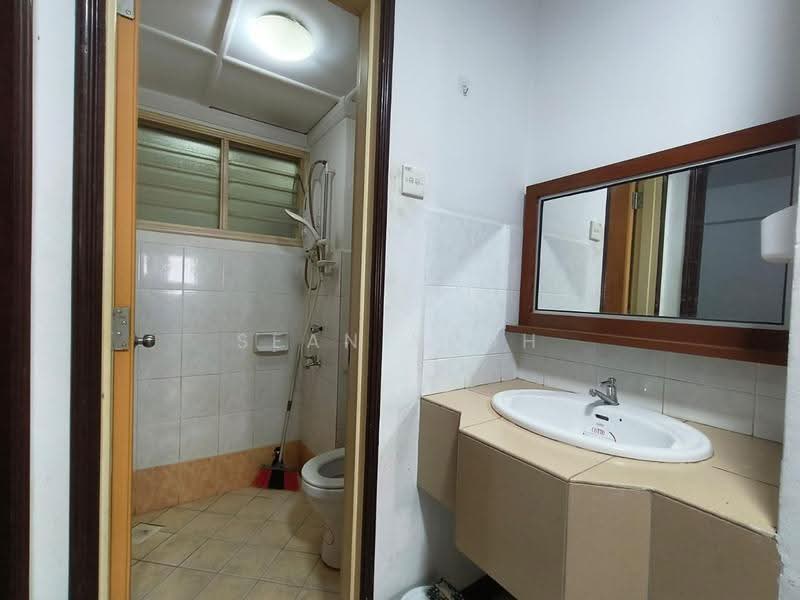 Pangsapuri untuk Dijual di Permas Ville Apartment - Sean Yeoh - Bathroom - PropertyGuru.com.my