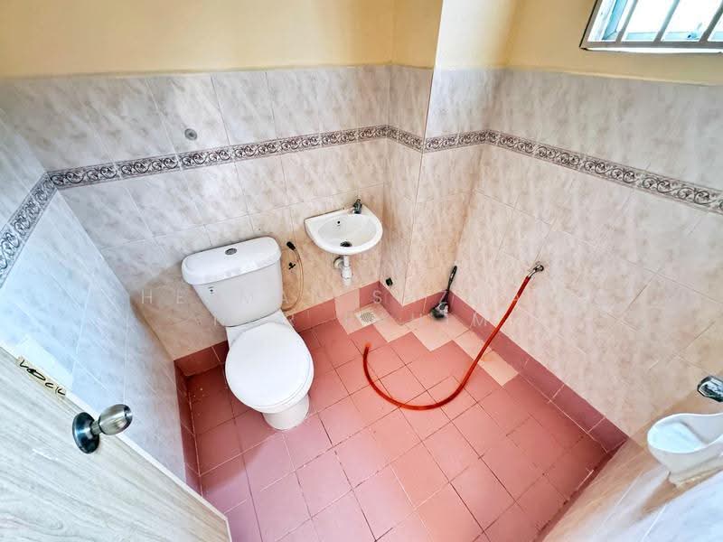 2-storey Terraced House for Sale in Seksyen 8 (Bangi) - Herman Sazwan Nor Rahim - Bathroom - PropertyGuru.com.my