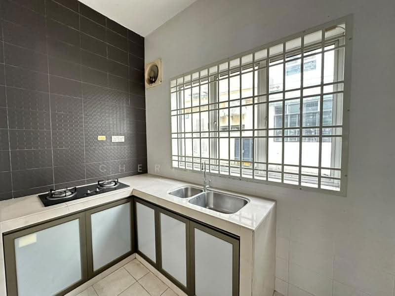 Rumah Teres 2.5-Tingkat untuk Dijual di Taman Setia Indah (Tebrau) - Cherie Chan - Kitchen - PropertyGuru.com.my