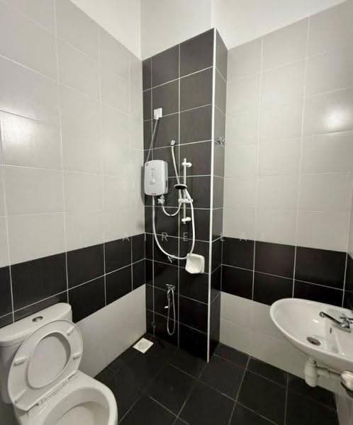 1-storey Terraced House for Sale in Bandar Putra Kulai (Kulai) - Claire Lai - Bathroom - PropertyGuru.com.my