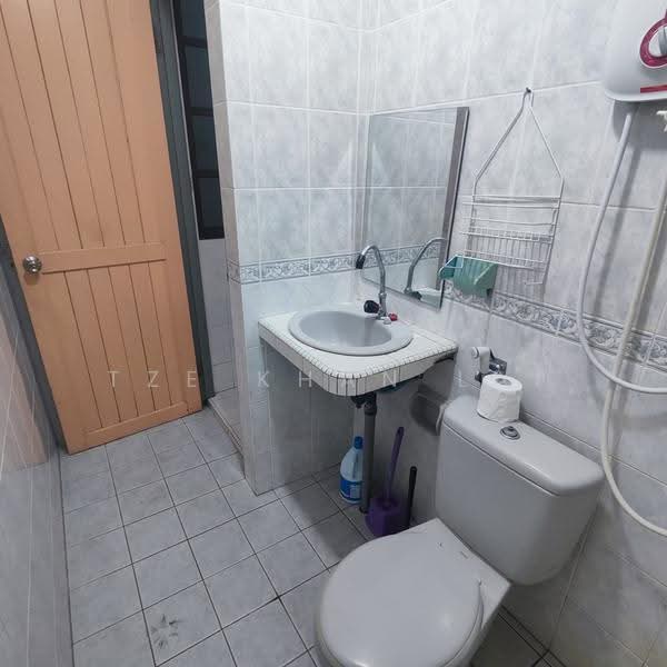 Semi-Detached House for Sale in Kuching (Sarawak) - Tze Khan Lai - Bathroom - PropertyGuru.com.my
