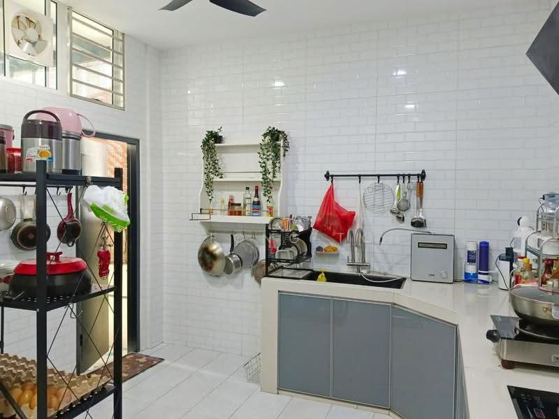 Cluster House for Sale in Taman Bestari Indah (Ulu Tiram) - Ee Fong Toh - Kitchen - PropertyGuru.com.my