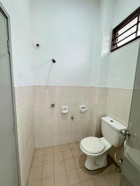 2-storey Terraced House for Sale in Bandar Putra Kulai (Kulai) - Claire Lai - Bathroom - PropertyGuru.com.my