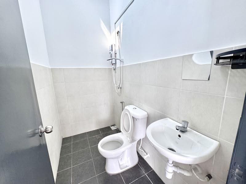 2-storey Terraced House for Rent in Taman Scientex Rawang (Rawang) - LEON WONG - Bathroom - PropertyGuru.com.my