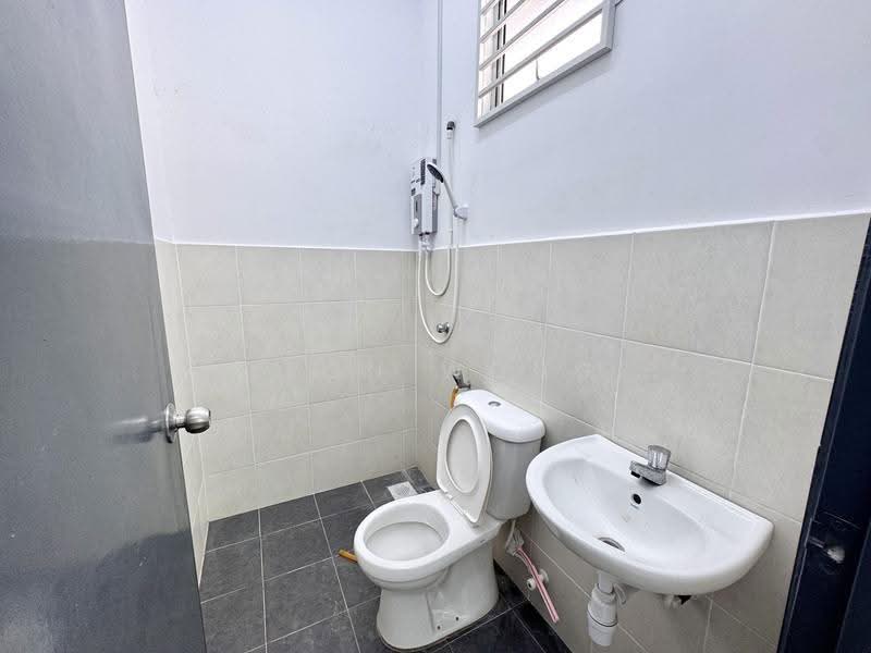 2-storey Terraced House for Rent in Taman Scientex Rawang (Rawang) - LEON WONG - Bathroom - PropertyGuru.com.my