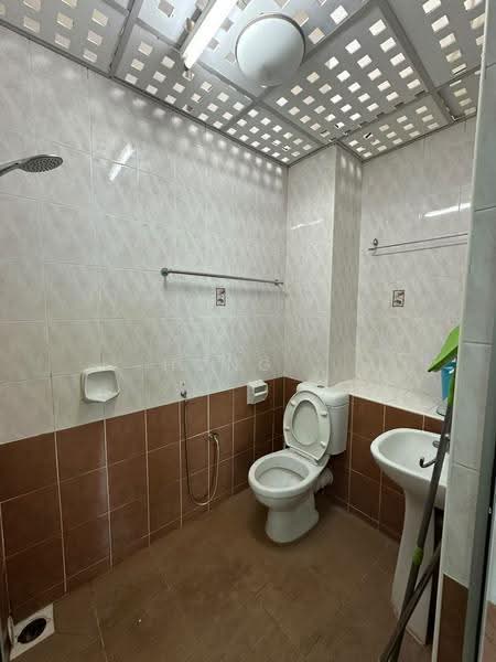 Apartment for Rent at University Place (Plaza Ivory) - Hong . - Bathroom - PropertyGuru.com.my