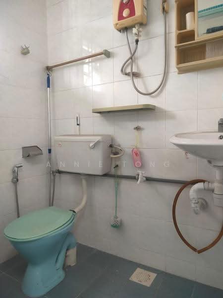 Flat for Sale at Lembah Maju Flat (RP1 RP2 RP3 RP4) - Annie Tong - Bathroom - PropertyGuru.com.my
