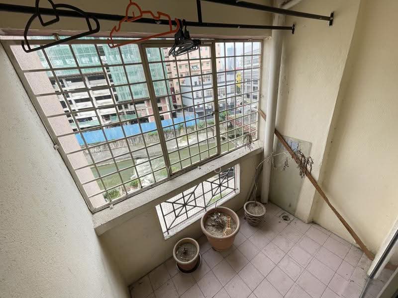 Kondominium untuk Dijual di Pelangi Indah Condominium - MY Loh - Balcony - PropertyGuru.com.my