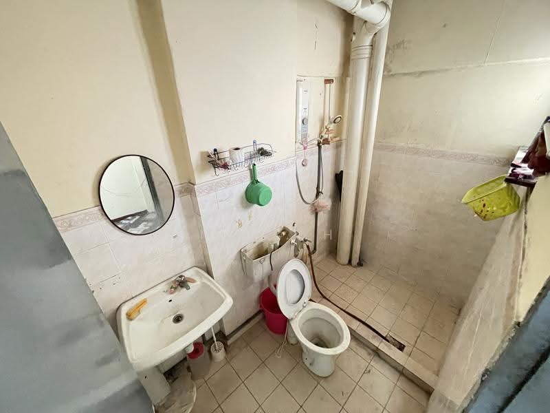 Kondominium untuk Dijual di Pelangi Indah Condominium - MY Loh - Bathroom - PropertyGuru.com.my