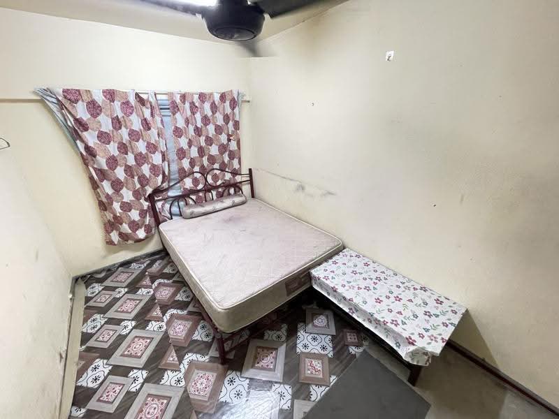 Kondominium untuk Dijual di Pelangi Indah Condominium - MY Loh - Bedroom - PropertyGuru.com.my