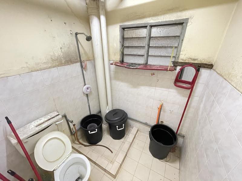 Kondominium untuk Dijual di Pelangi Indah Condominium - MY Loh - Bathroom - PropertyGuru.com.my