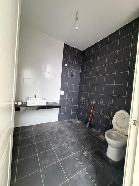 Semi-Detached House for Sale in Taman Kulai Utama (Kulai) - Nathan Chan - Bathroom - PropertyGuru.com.my