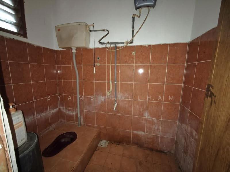 2-storey Terraced House for Sale in Telok Panglima Garang (Selangor) - Syamsul Ilham - Bathroom - PropertyGuru.com.my