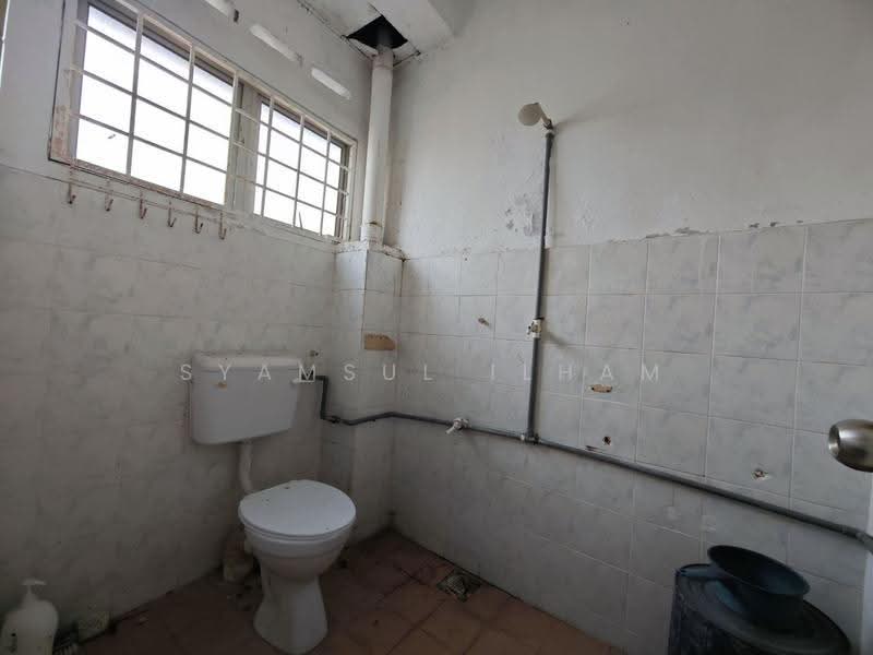 2-storey Terraced House for Sale in Telok Panglima Garang (Selangor) - Syamsul Ilham - Bathroom - PropertyGuru.com.my