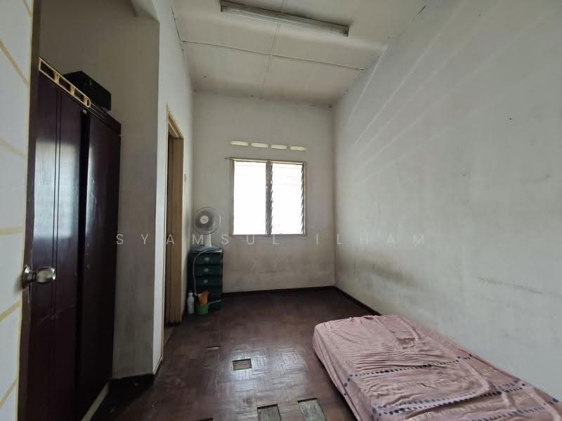 2-storey Terraced House for Sale in Telok Panglima Garang (Selangor) - Syamsul Ilham - Bedroom - PropertyGuru.com.my