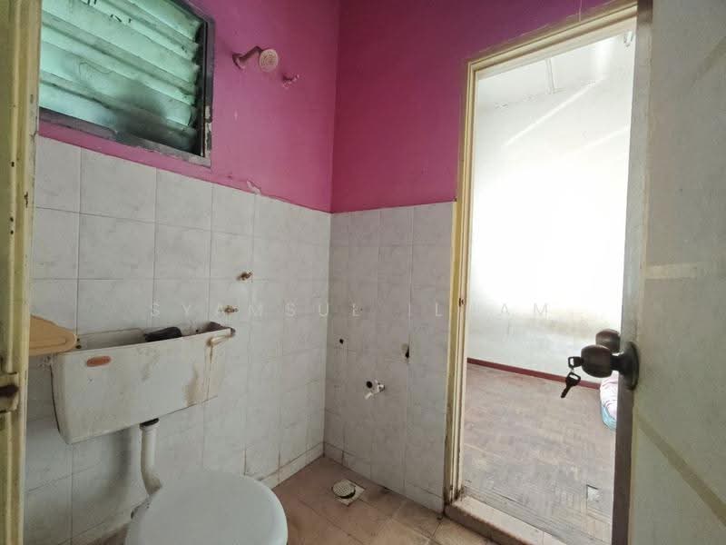 2-storey Terraced House for Sale in Telok Panglima Garang (Selangor) - Syamsul Ilham - Bathroom - PropertyGuru.com.my