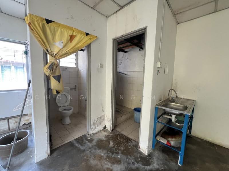 Kedai / Pejabat untuk Disewa di Seremban 2 (Negeri Sembilan) - Chong Ming Ming - Bathroom - PropertyGuru.com.my
