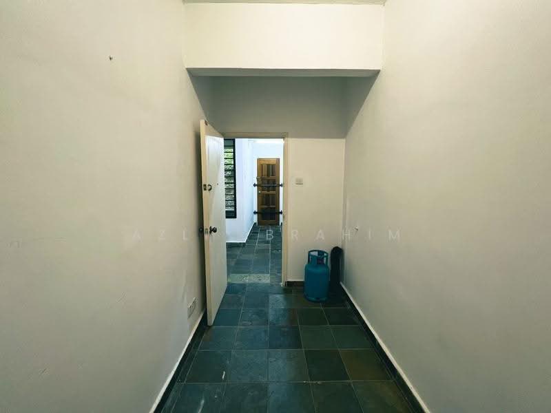 Pangsapuri untuk Dijual di Taman Hijau Apartment - Azli Ibrahim - Entrance - PropertyGuru.com.my
