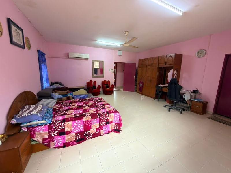 2-storey Terraced House for Sale in Taman Suria Selayang (Selayang) - Tom Yip - Bedroom - PropertyGuru.com.my