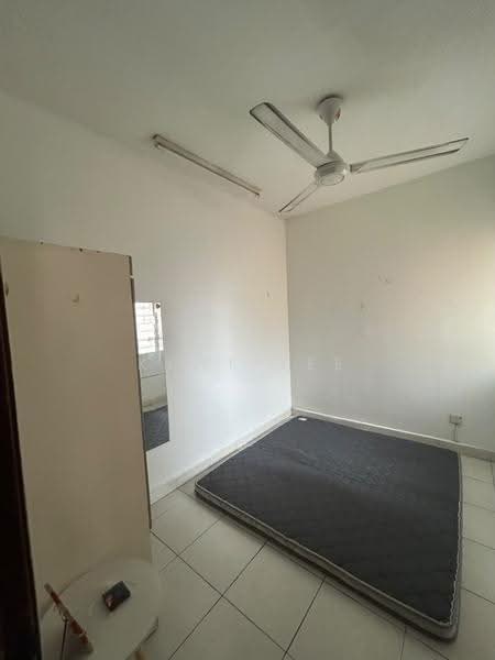 Pangsapuri untuk Dijual di Mentari Court - Kent Lee - Bedroom - PropertyGuru.com.my