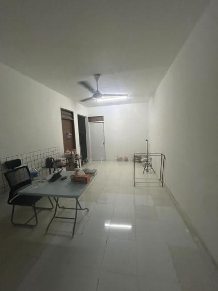 Pangsapuri untuk Dijual di Mentari Court - Kent Lee - Living Room - PropertyGuru.com.my