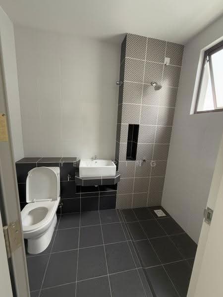 Rumah Teres untuk Dijual di Eco Grandeur (Puncak Alam) - Yew Ping - Bathroom - PropertyGuru.com.my