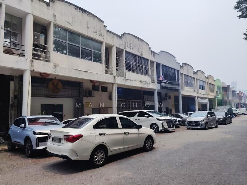 Kilang untuk Disewa di Taman Perindustrian Bukit Serdang (Seri Kembangan) - MAN CHOW - PropertyGuru.com.my