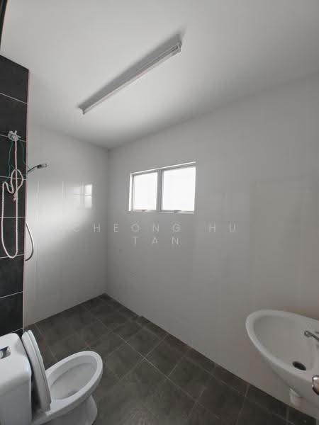 2-storey Terraced House for Rent in Iringan Bayu (Seremban) - Cheong Hu Tan - Bathroom - PropertyGuru.com.my