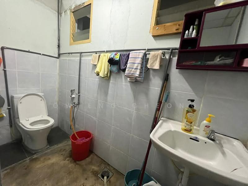 Semi-Detached House for Sale in Seksyen 8 (Petaling Jaya) - Low Eng Cheong - Bathroom - PropertyGuru.com.my