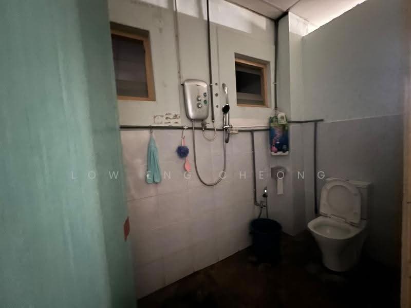 Semi-Detached House for Sale in Seksyen 8 (Petaling Jaya) - Low Eng Cheong - Bathroom - PropertyGuru.com.my