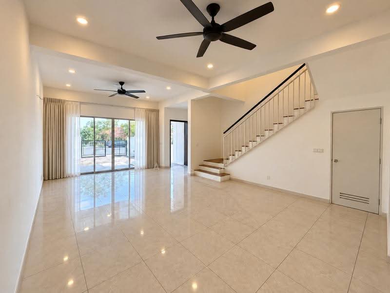 Rumah Teres 2-Tingkat untuk Disewa di Bandar Gamuda Gardens (Rawang) - Michael Siong - Living Room - PropertyGuru.com.my