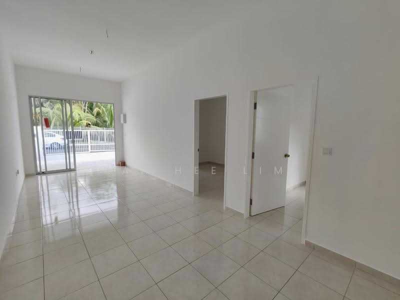1-storey Terraced House for Sale in Bandar Sri Sendayan (Bandar Sri Sendayan) - Kah Hee Lim - Living Room - PropertyGuru.com.my