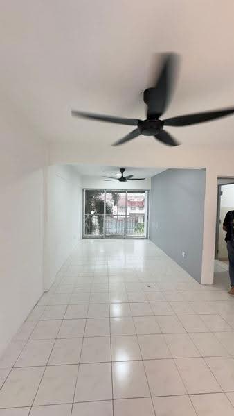 Pangsapuri untuk Dijual di Mawar Apartment - Zann Fauzan - Living Room - PropertyGuru.com.my