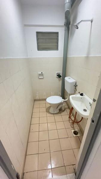 Pangsapuri untuk Dijual di Mawar Apartment - Zann Fauzan - Bathroom - PropertyGuru.com.my