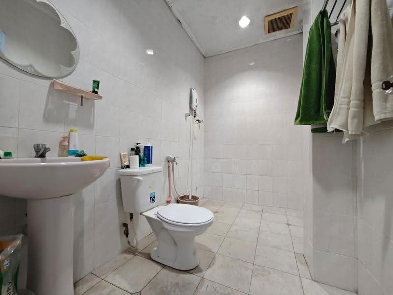 Rumah Teres 1-Tingkat untuk Dijual di Pulau Gadong (Klebang) - YM Chong - Bathroom - PropertyGuru.com.my