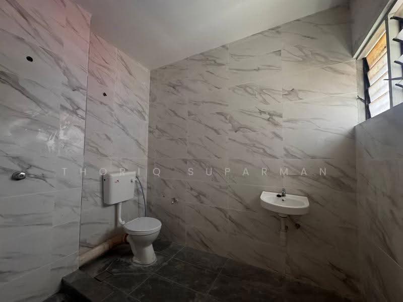 Rumah Teres 2-Tingkat untuk Dijual di Kampung Tunku (Petaling Jaya) - Thoriq Suparman - Bathroom - PropertyGuru.com.my