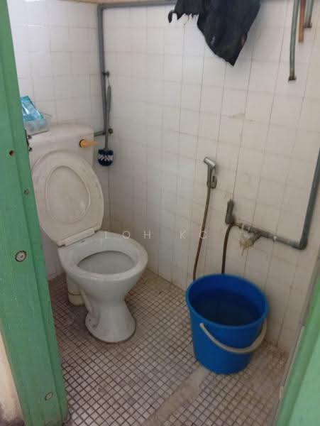 Kedai / Pejabat untuk Disewa di Taman Petaling Utama (Petaling Jaya) - Loh KC - Bathroom - PropertyGuru.com.my