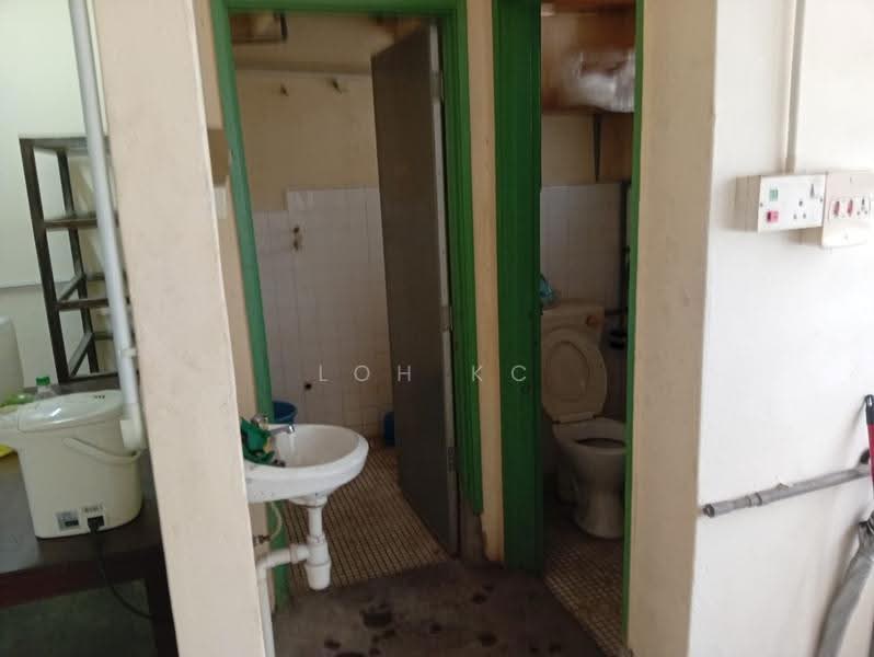 Kedai / Pejabat untuk Disewa di Taman Petaling Utama (Petaling Jaya) - Loh KC - Bathroom - PropertyGuru.com.my