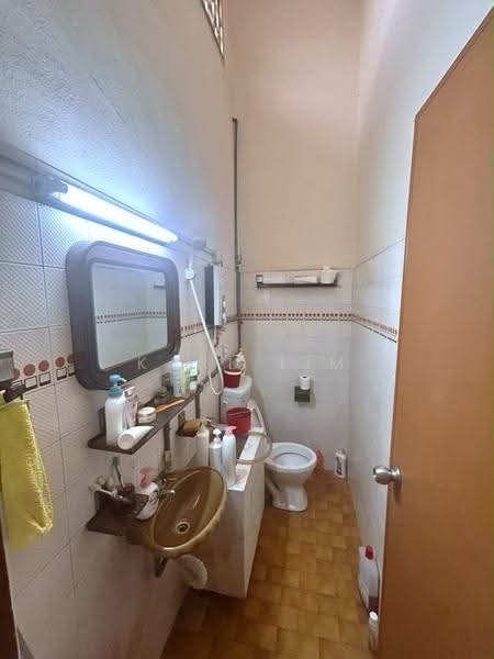 1-storey Terraced House for Sale in Taman Pelangi (Johor Bahru) - Karl Lim - Bathroom - PropertyGuru.com.my