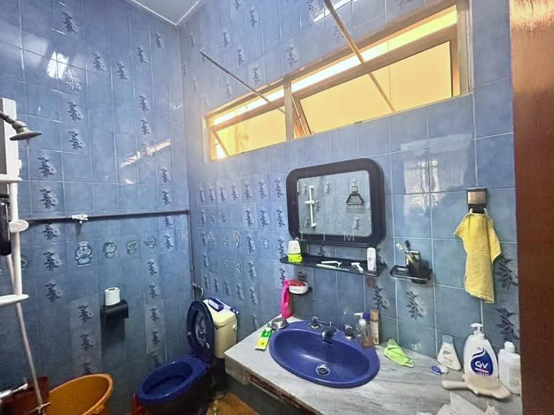 1-storey Terraced House for Sale in Taman Pelangi (Johor Bahru) - Karl Lim - Bathroom - PropertyGuru.com.my