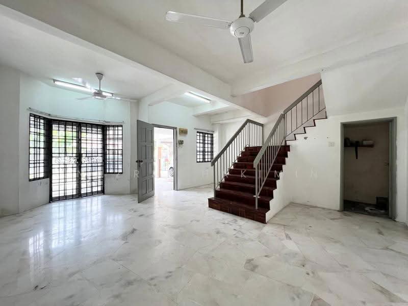 Terraced House for Sale in Puncak Alam (Selangor) - Nazrin Hakimin - Living Room - PropertyGuru.com.my