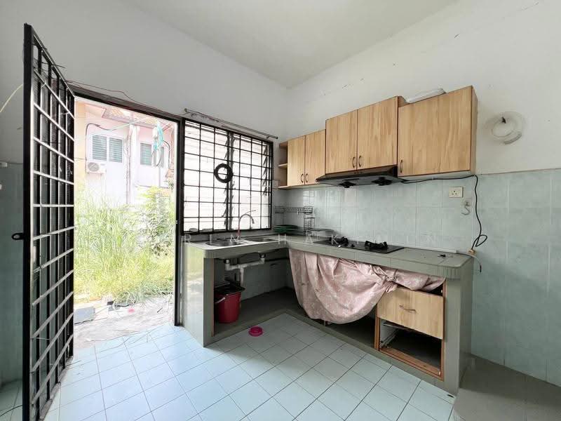 Terraced House for Sale in Puncak Alam (Selangor) - Nazrin Hakimin - Kitchen - PropertyGuru.com.my